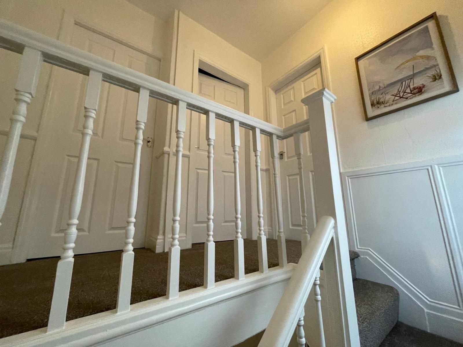 Lovely Spacious House Family & Contractor Friendly 3 Bedroom Near Centre Sleeps 8 *