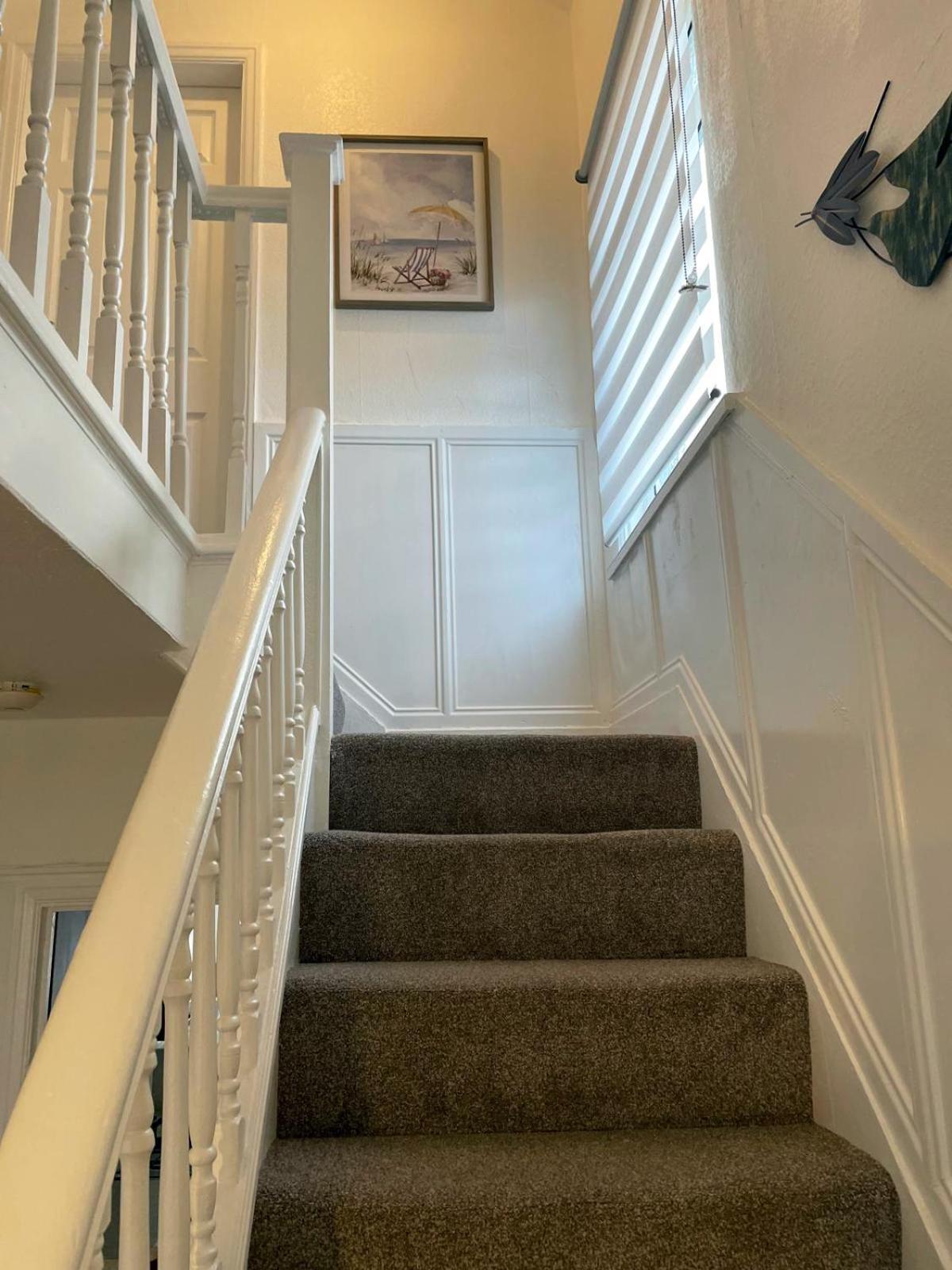 Lovely Spacious House Family & Contractor Friendly 3 Bedroom Near Centre Sleeps 8 * Leeds (West Yorkshire)