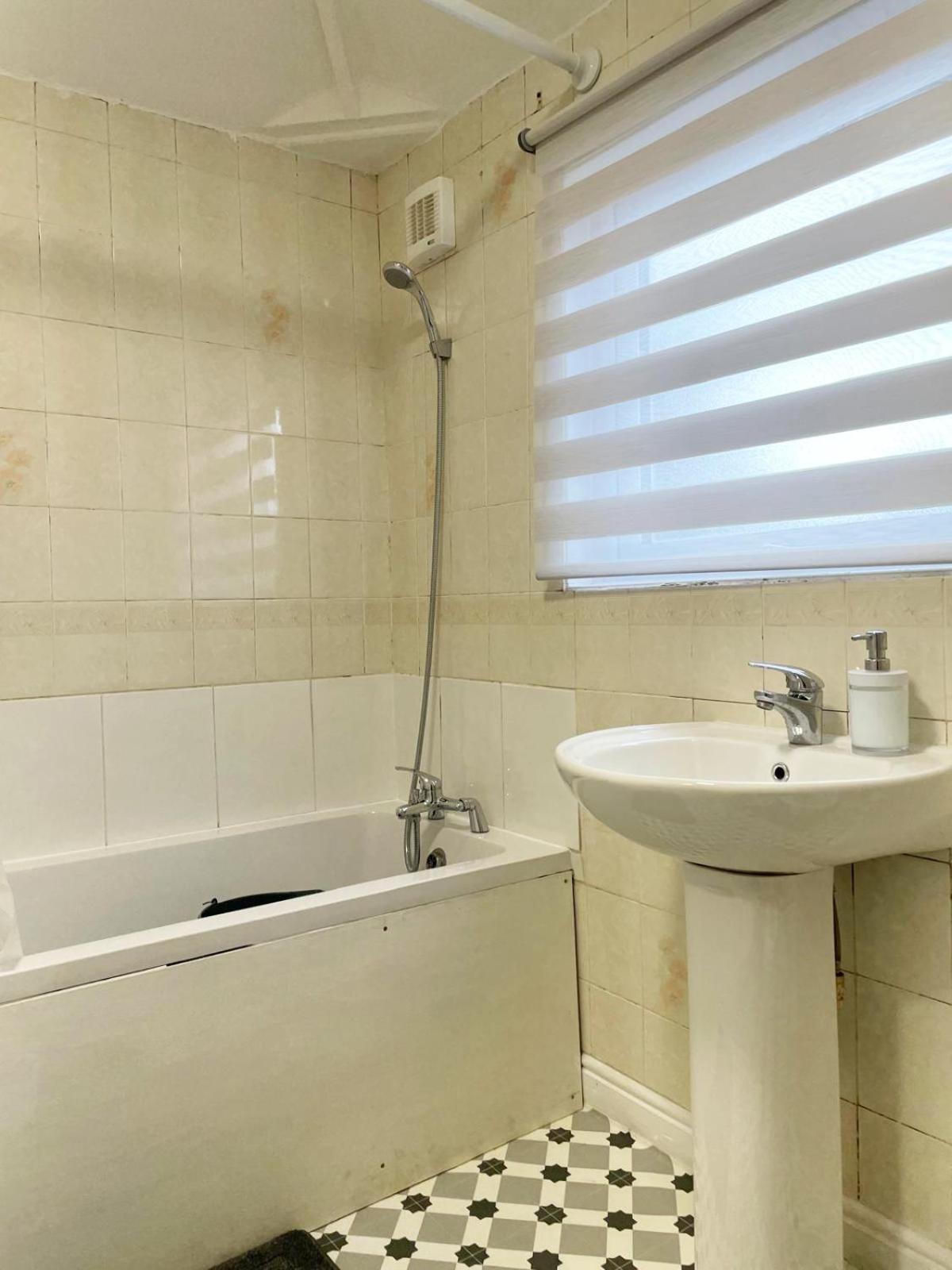 Сasa de vacaciones Lovely Spacious House Family & Contractor Friendly 3 Bedroom Near Centre Sleeps 8 *