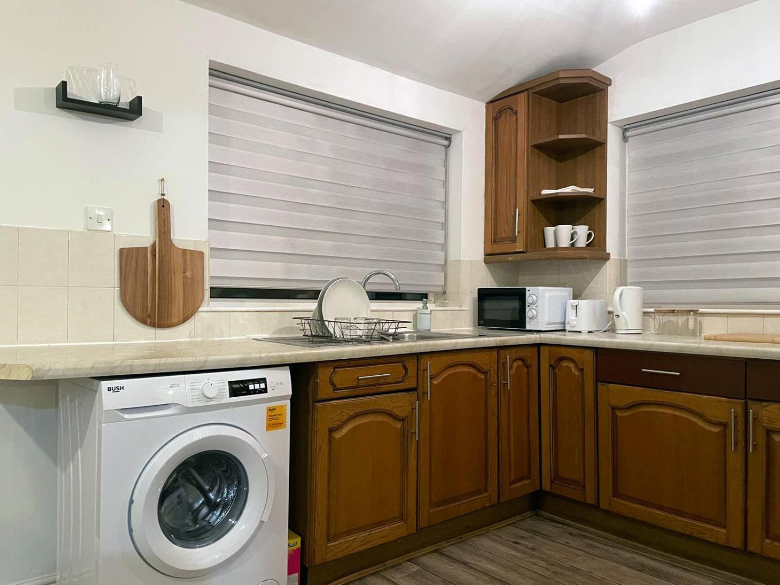 Lovely Spacious House Family & Contractor Friendly 3 Bedroom Near Centre Sleeps 8 *