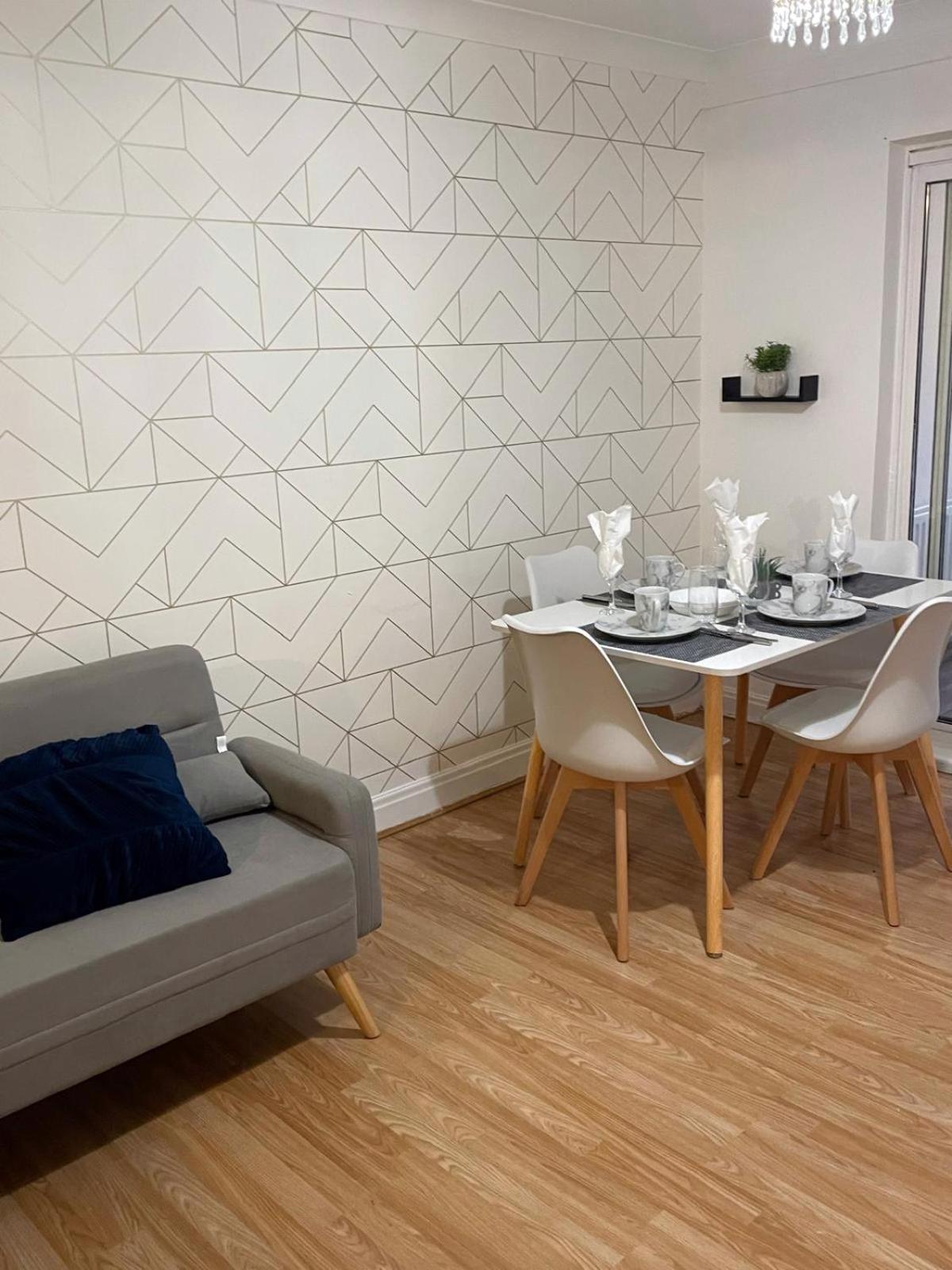 Lovely Spacious House Family & Contractor Friendly 3 Bedroom Near Centre Sleeps 8