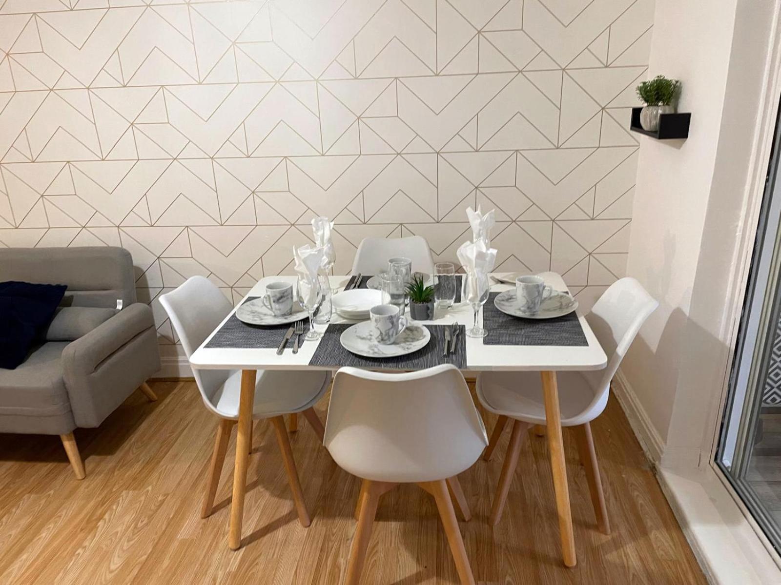 Lovely Spacious House Family & Contractor Friendly 3 Bedroom Near Centre Sleeps 8 *