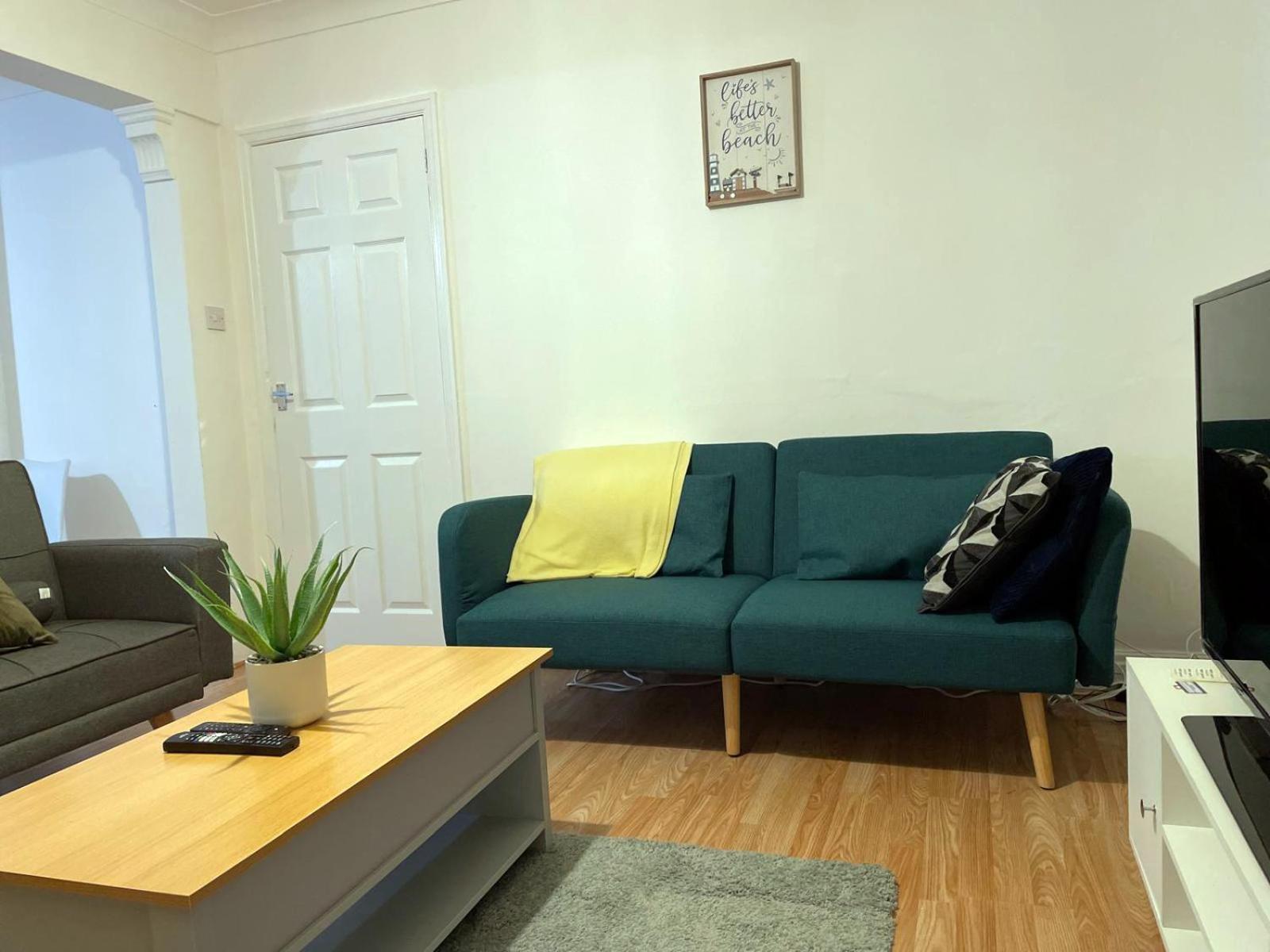 Lovely Spacious House Family & Contractor Friendly 3 Bedroom Near Centre Sleeps 8 * Leeds (West Yorkshire)