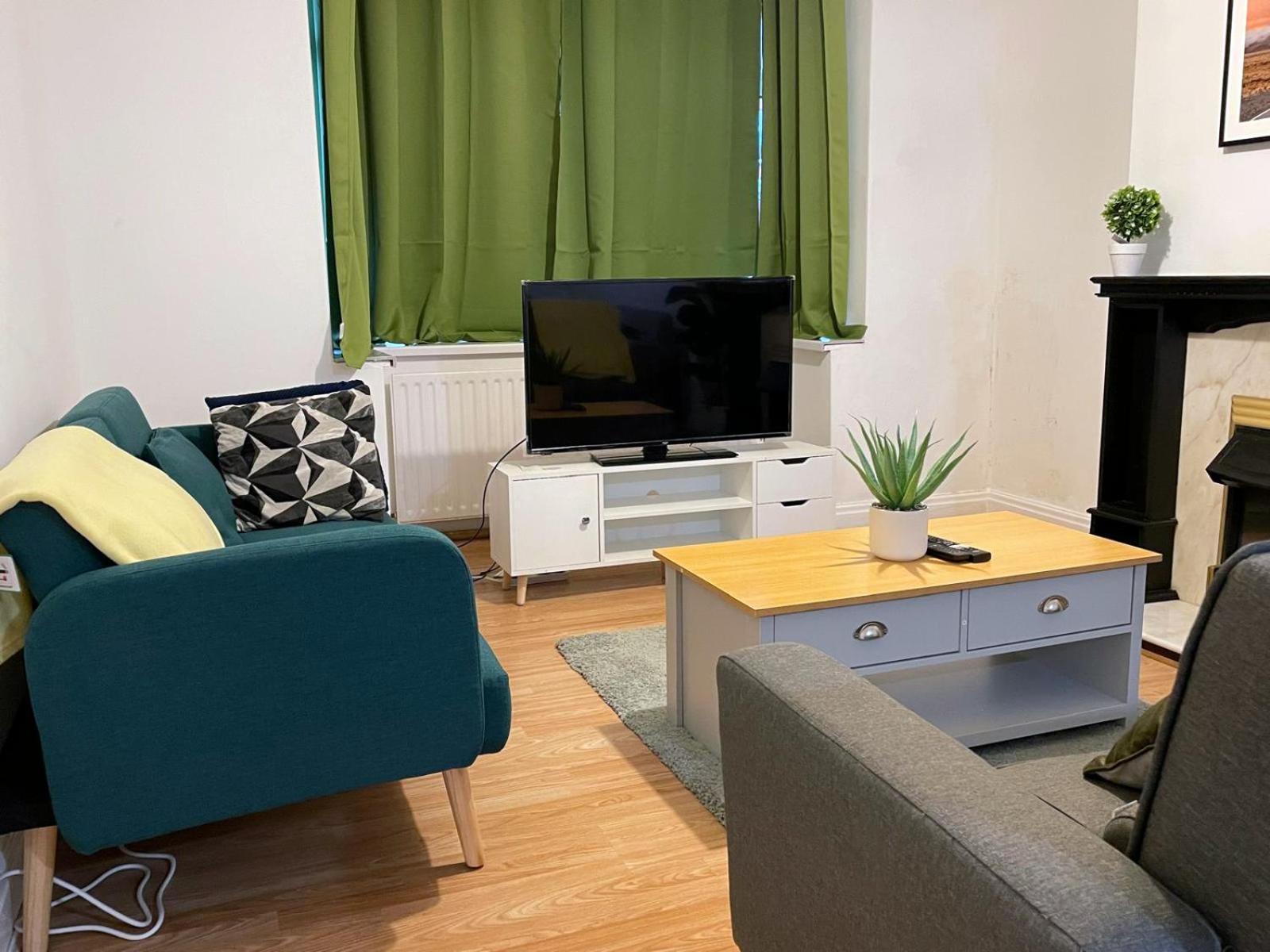 Сasa de vacaciones Lovely Spacious House Family & Contractor Friendly 3 Bedroom Near Centre Sleeps 8